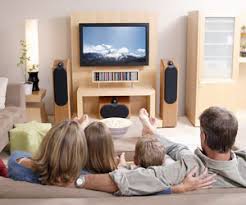 MODERN FAMILY WATCHING TV